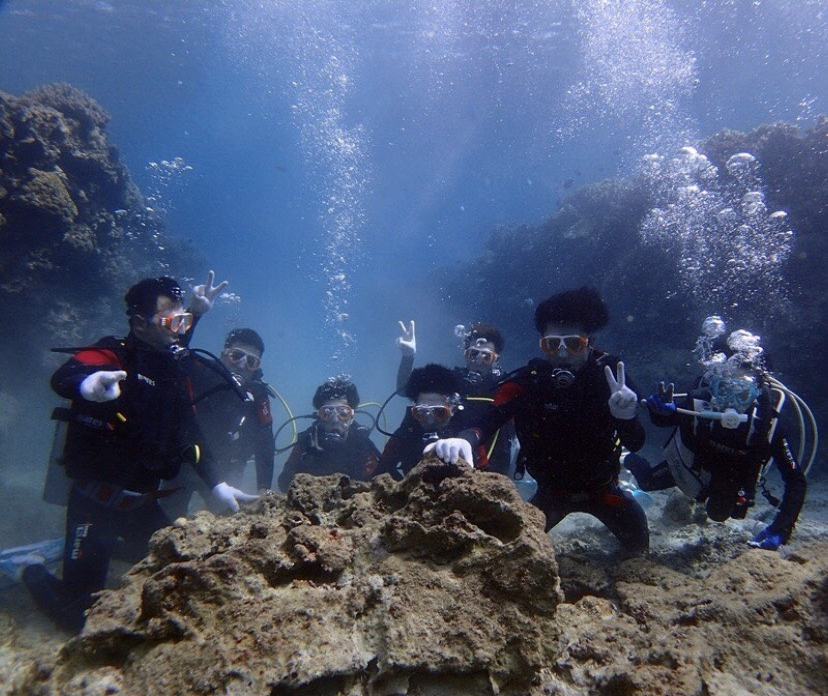 社員旅行で海に潜るスタッフの集合写真