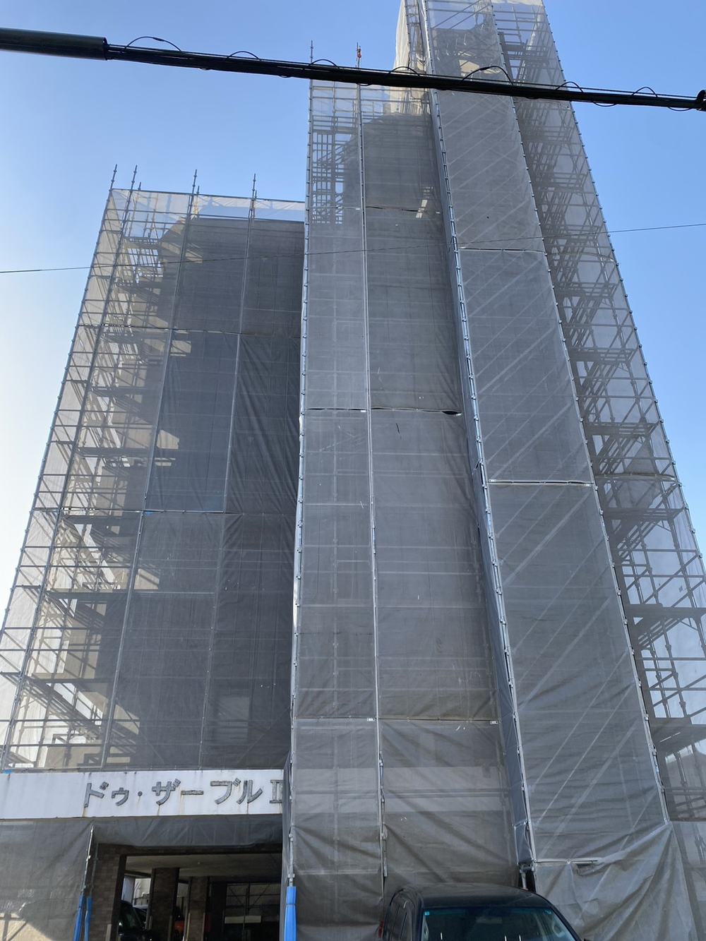 メッシュシートで全面養生されたビルの足場