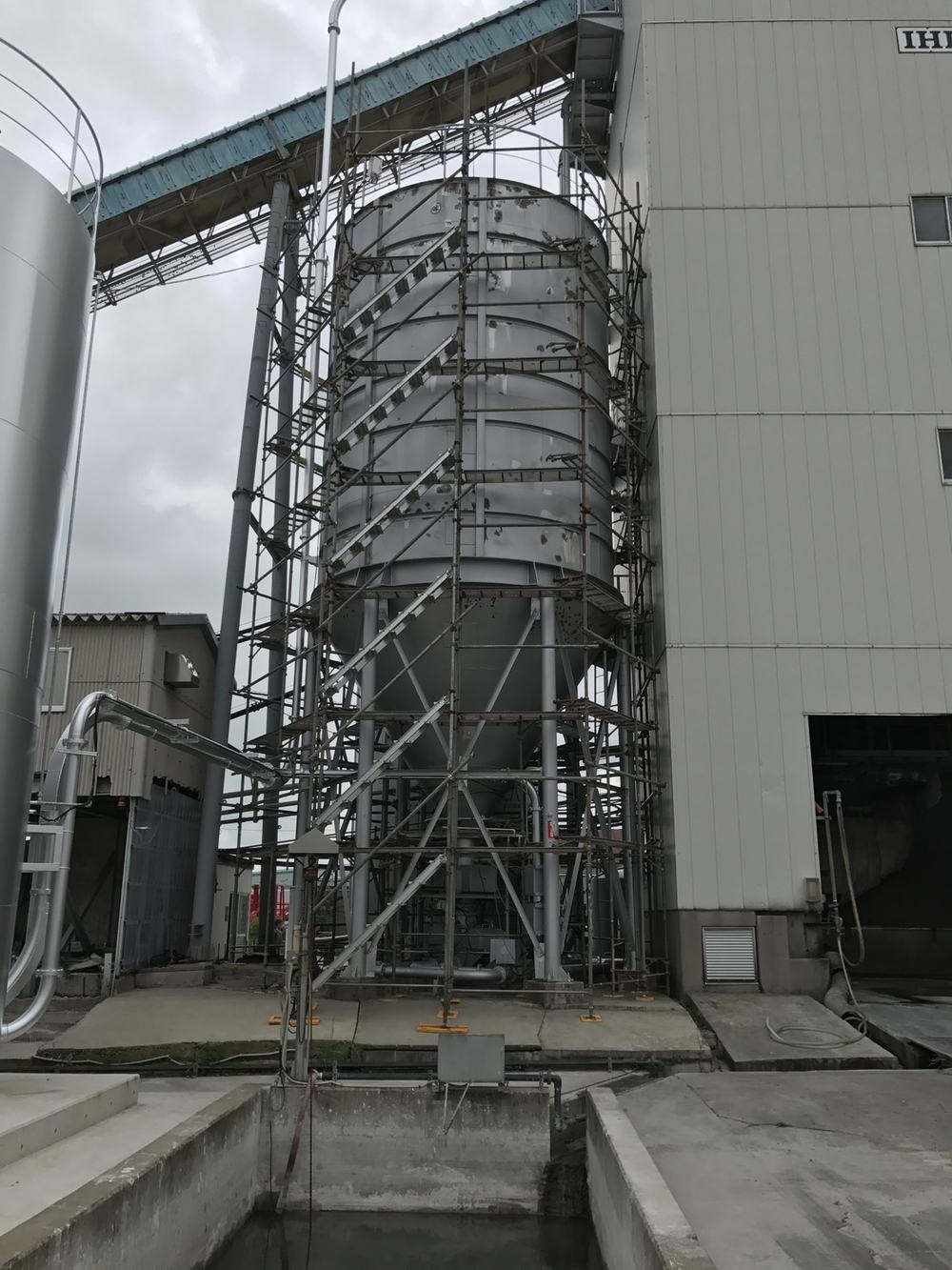 プラント設備のタンクまわりに組まれた足場