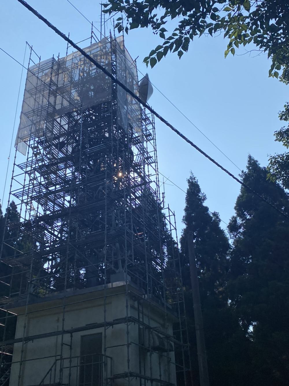 塔状の建築物を覆う高所足場